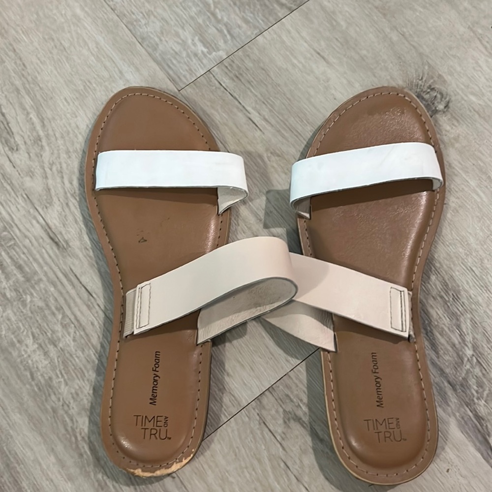 Strappy sandals l, memory foam